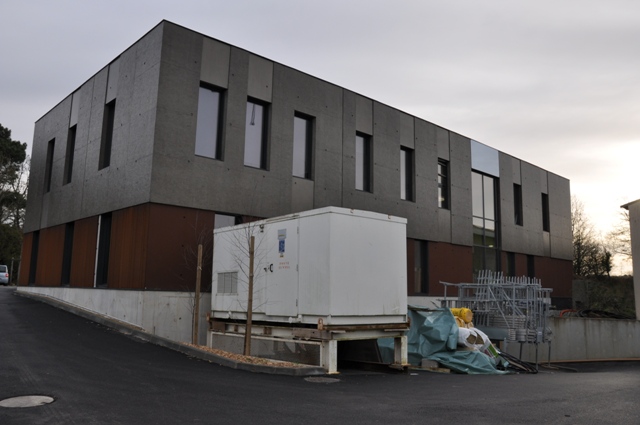 Sofaper chantier realisation du sieges sogea a vannes en beton brut lasure a l exterieur 11
