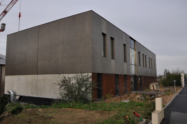 Sofaper chantier realisation du sieges sogea a vannes en beton brut lasure a l exterieur 4