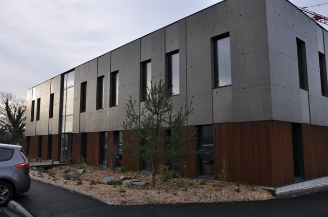Sofaper chantier realisation du sieges sogea a vannes en beton brut lasure a l exterieur 8